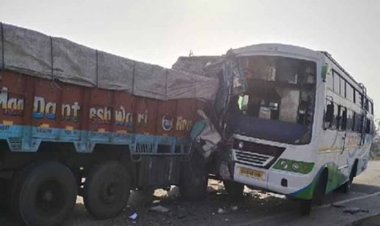 कोरबा में यात्रियों से भरी बस ट्रक से टकराई, ड्राइवर की मौत के बाद मौके पर मची भगदड़