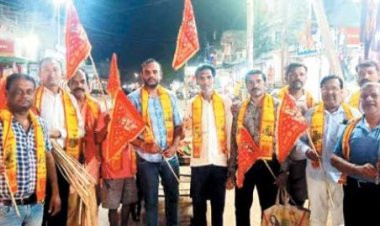 हनुमंत सेवा समिति ने घर-घर बांटा ध्वज व दीये