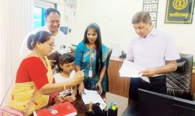 मुख्य सचिव अमिताभ जैन को मिला मतदाता पहचान पर्ची