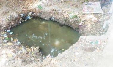 गड्ढा खोदकर सेप्टिक टैंक बनाना भूला ठेकेदार, बदबू से मरीज-डॉक्टर्स परेशान