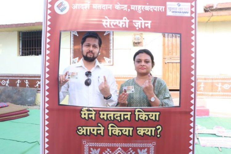 कलेक्टर ने सपरिवार किया मतदान