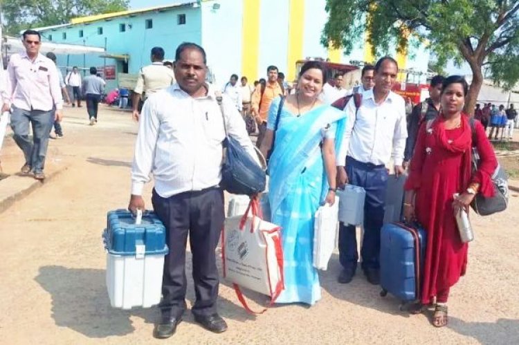 कलेक्टर प्रभात मलिक ने मतदान दलों को मंडी परिसर से किया रवाना