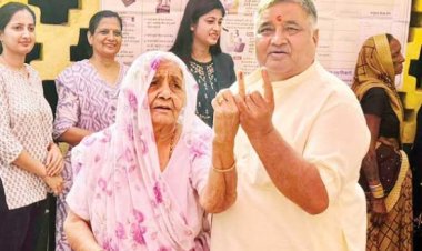 अंबिकापुर विधायक ने मां संग डाला वोट