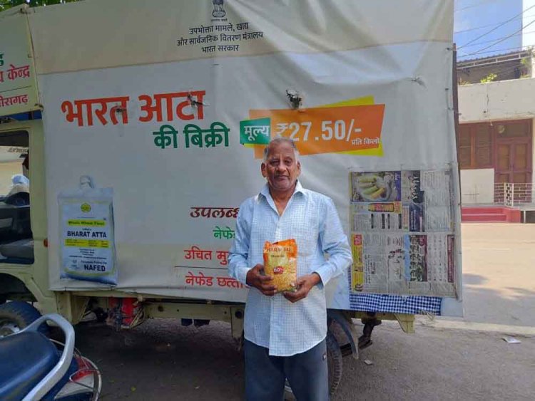 रायपुर रेल मंडल के कुछ स्टेशनों में मोबाइल वैन के माध्यम से भारत आटा और भारत चावल विक्रय की सुविधा