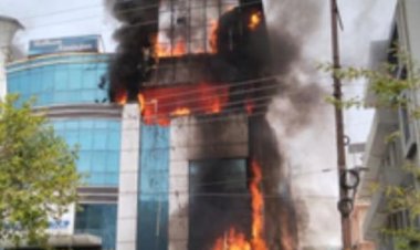 नोएडा की एक बिल्डिंग में लगी भीषण आग, कैंपस में खड़ी कार जलकर राख