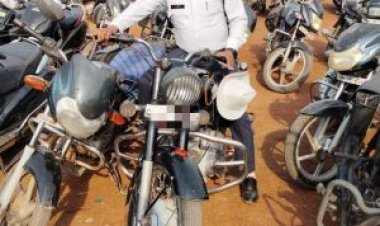 हेलमेट नहीं, दो ट्रैफिक सिपाहियों का दोगुना चालान