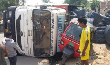 ऑटो पर पलटा ओवरलोड ट्रक, बड़ा हादसा टला