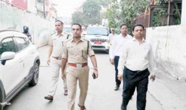 पैदल मार्च कर सडक़ तक सामान फैला दुकान लगाने वालों को समझाइश