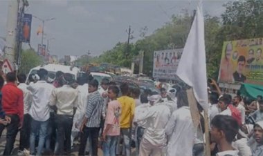 बलौदाबाजार : दशहरा मैदान में हो रहा उग्र प्रदर्शन, हजारों की संख्या में लोगों ने की तोड़फोड़