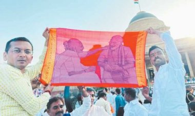 मां के साथ मोदी के पोट्र्रेट ने किया आकर्षित