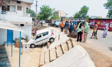 सोमवारी बाजार के पास गड्ढे में गिरी कार