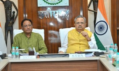 विधानसभा अध्यक्ष डॉ रमन सिंह और मुख्यमंत्री विष्णु देव साय नवा रायपुर में बन रहे विधानसभा के नवीन भवन निर्माण की प्रगति की समीक्षा कर रहे हैं