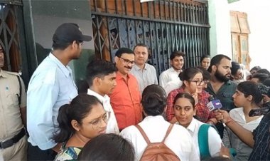पाठ्यक्रम के बाहर से आए प्रश्न तो भड़के छात्रों का हंगामा, प्रबंधन के सामने रखी ये मांग