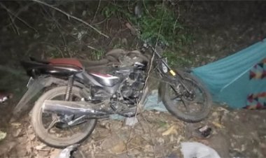 पेड़ से टकराई तेज रफ्तार मोटरसाइकिल, तीन की मौत