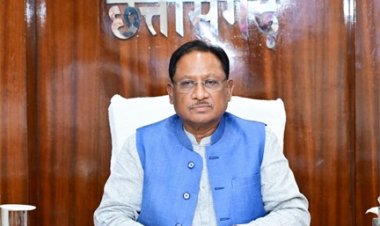 मुख्यमंत्री श्री विष्णुदेव साय अपने निवास कार्यालय में गृह एवं जेल विभाग के काम काज की कर रहें समीक्षा