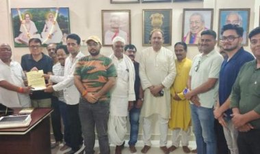 अंबिकापुर-रेणुकूट रेल लाइन विस्तार जल्द पूरा कराने सांसद से मिले रेल संघर्ष समिति के सदस्य