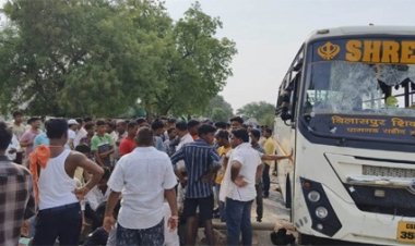 सवारी बस ने दो बाइक को एक साथ मारी ठोकर,तीन लोगो की मौत दो गंभीर रूप से घायल