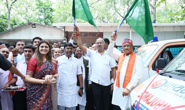 मुख्यमंत्री श्री साय ने पंडरिया क्षेत्र के लिए पांच निःशुल्क एम्बुलेंस को हरी झंडी दिखाकर रवाना किया