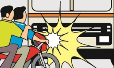 अनियंत्रित ट्रक ने मोटरसाइकिल को मारी टक्कर पलटा ट्रक, तीन की मौत, ट्रक के क्लीनर की हालत गंभीर