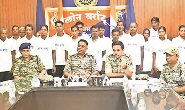 सुकमा जिले में पांच लाख के इनामी हार्डकोर नक्सली  सहित 18 ने किया एसपी के समक्ष सरेंडर