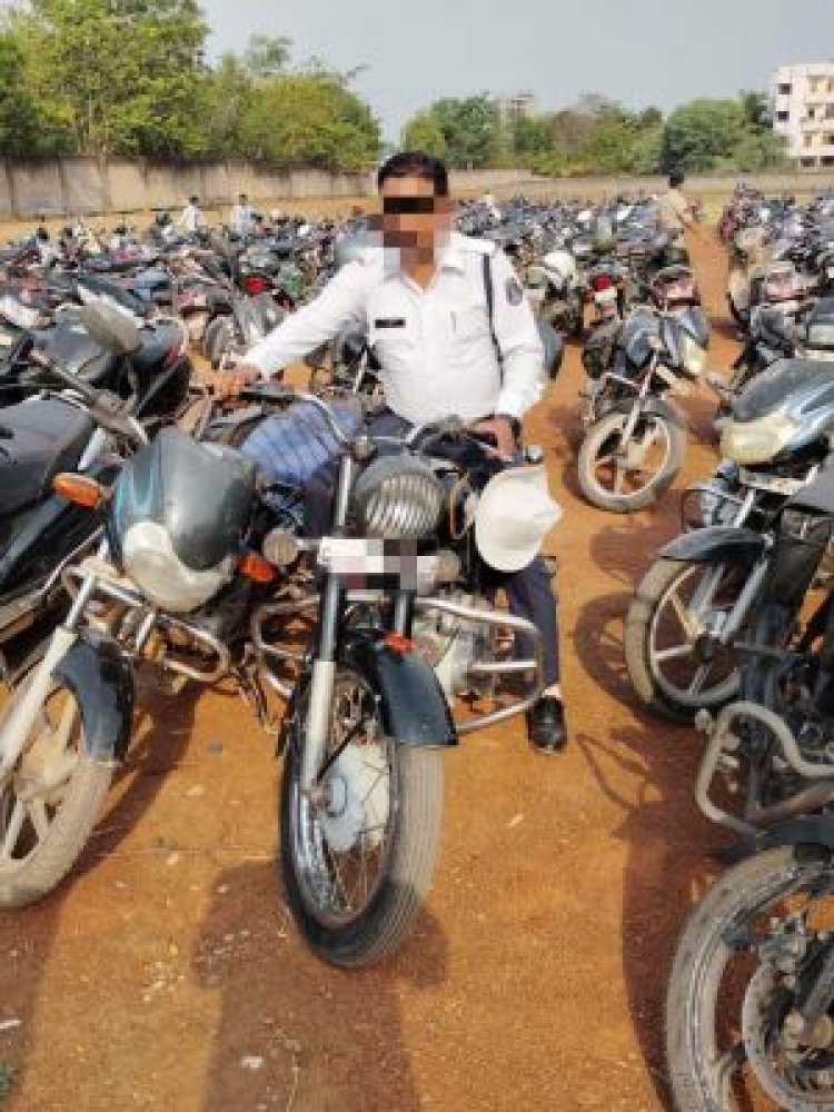 हेलमेट नहीं, दो ट्रैफिक सिपाहियों का दोगुना चालान