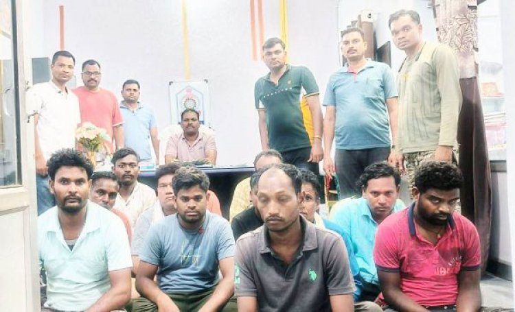 नदी किनारे जुआ खेलते  13 पकड़ाए, नगदी जब्त