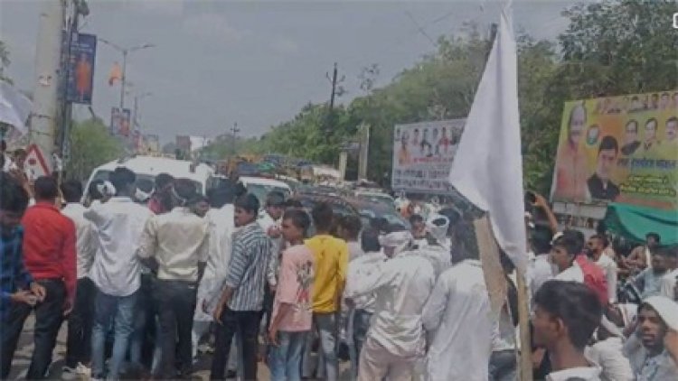 बलौदाबाजार : दशहरा मैदान में हो रहा उग्र प्रदर्शन, हजारों की संख्या में लोगों ने की तोड़फोड़