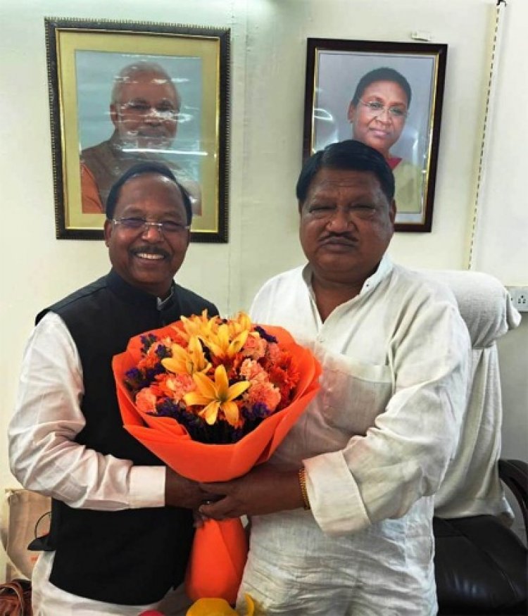 आदिमजाति विकास मंत्री श्री राम विचार नेताम ने नवनिर्वाचित केंद्रीय मंत्री श्री जुएल ओरांव से की सौजन्य मुलाकात