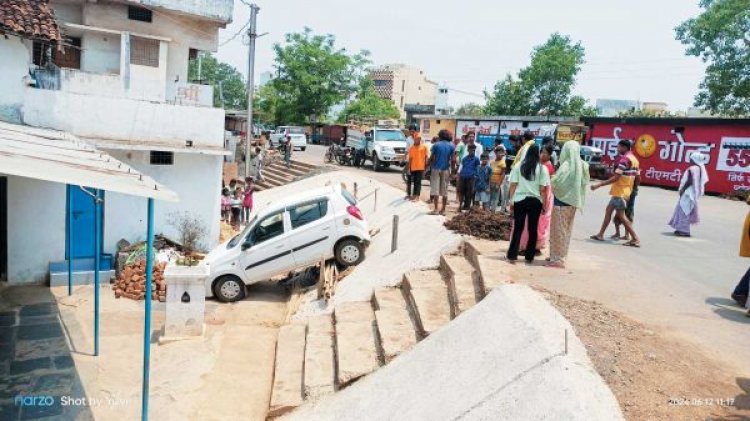 सोमवारी बाजार के पास गड्ढे में गिरी कार