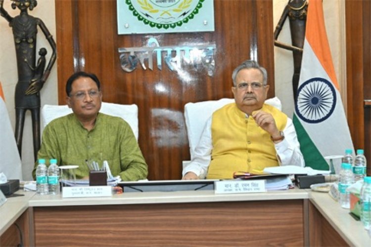 विधानसभा अध्यक्ष डॉ रमन सिंह और मुख्यमंत्री विष्णु देव साय नवा रायपुर में बन रहे विधानसभा के नवीन भवन निर्माण की प्रगति की समीक्षा कर रहे हैं