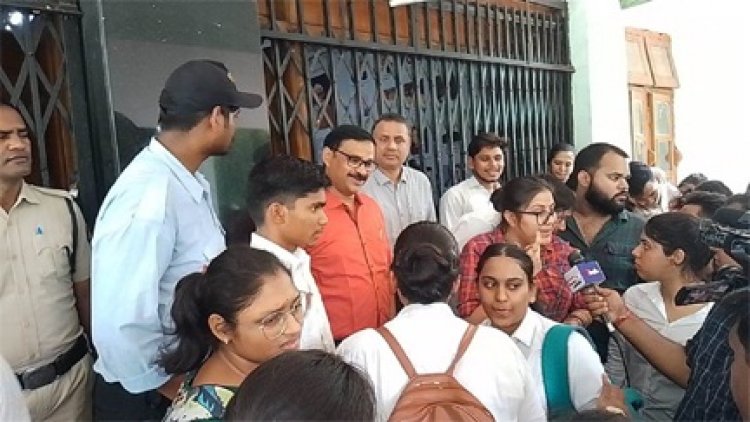 पाठ्यक्रम के बाहर से आए प्रश्न तो भड़के छात्रों का हंगामा, प्रबंधन के सामने रखी ये मांग