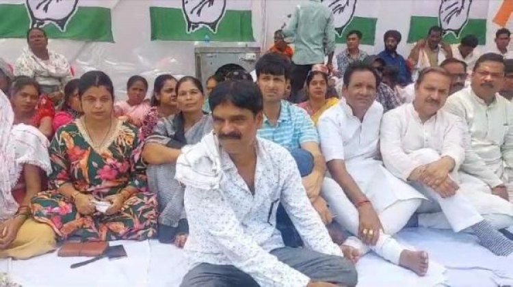 कांग्रेसियों ने दिया धरना, कहा धर्म की राजनीति करती है भाजपा