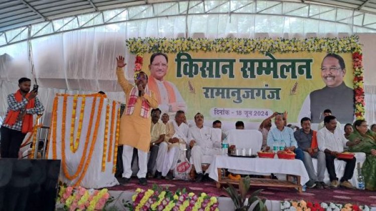 रामविचार ने दलको बांध के प्रभावित किसानों को दिया मुआवजा चेक