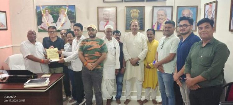 अंबिकापुर-रेणुकूट रेल लाइन विस्तार जल्द पूरा कराने सांसद से मिले रेल संघर्ष समिति के सदस्य