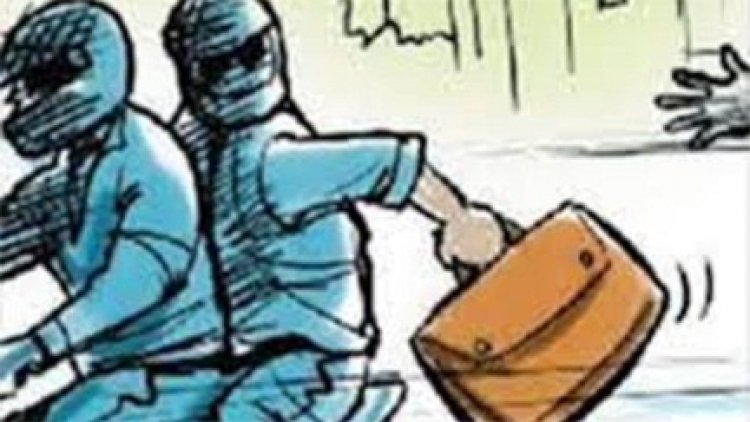 बिलासपुर :  दुकान का शटर खोलते ही 15 लाख के जेवर से भरा बैग लेकर भाग निकले लुटेरे