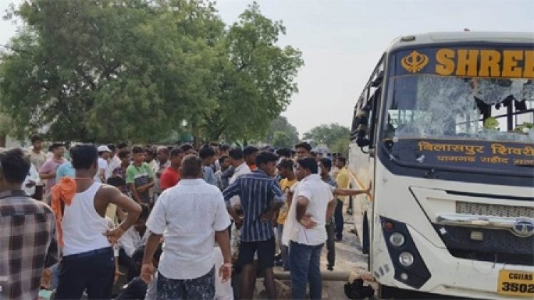 सवारी बस ने दो बाइक को एक साथ मारी ठोकर,तीन लोगो की मौत दो गंभीर रूप से घायल