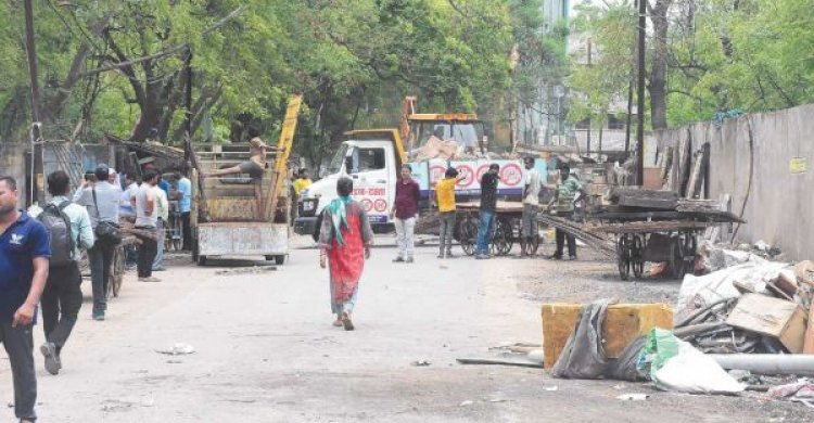 सुबह पहले आयुक्त ने देखी सकरी सडक़, फिर चला जेसीबी