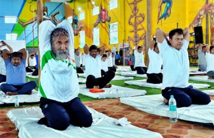 सांसद भोजराज नाग ने बालोद में किया योगाभ्यास