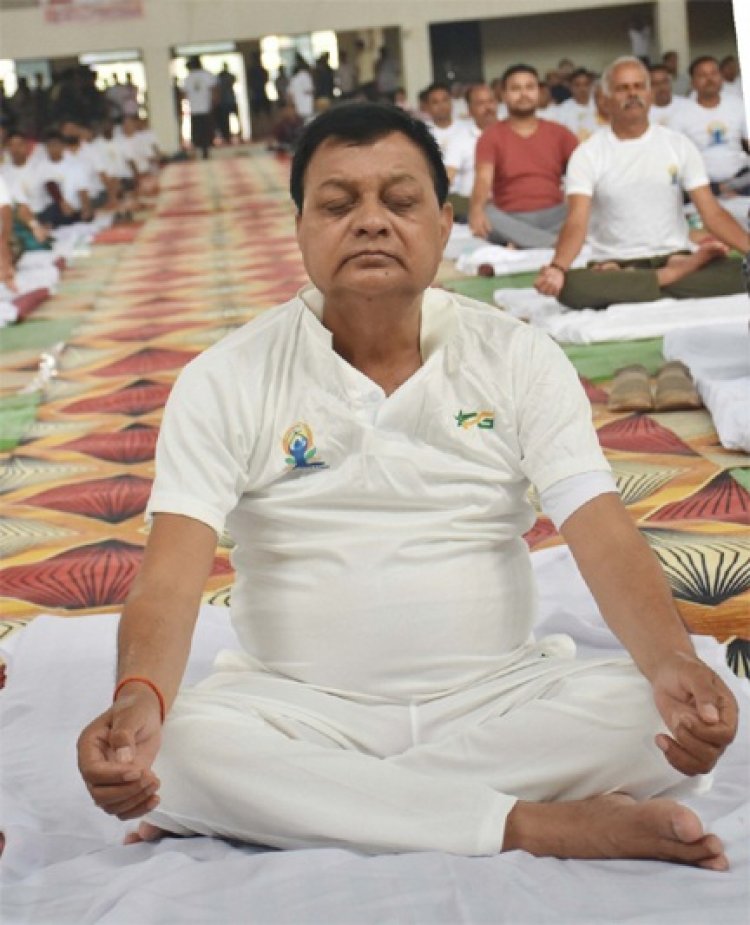 योग न केवल शरीर और मन को स्वस्थ रखता है, बल्कि यह पूरे विश्व को शांति और सद्भावना का संदेश भी देता है: मंत्री लखन लाल देवांगन