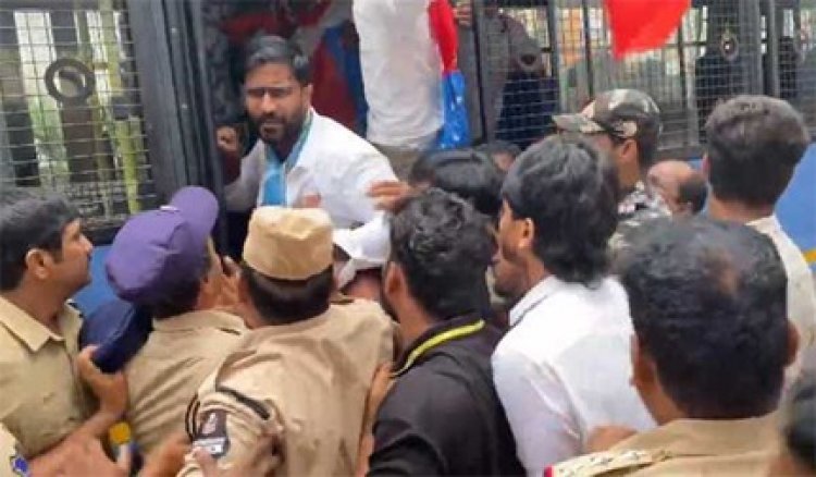 नीट पेपर लीक : तेलंगाना में छात्र नेताओं ने किया प्रदर्शन