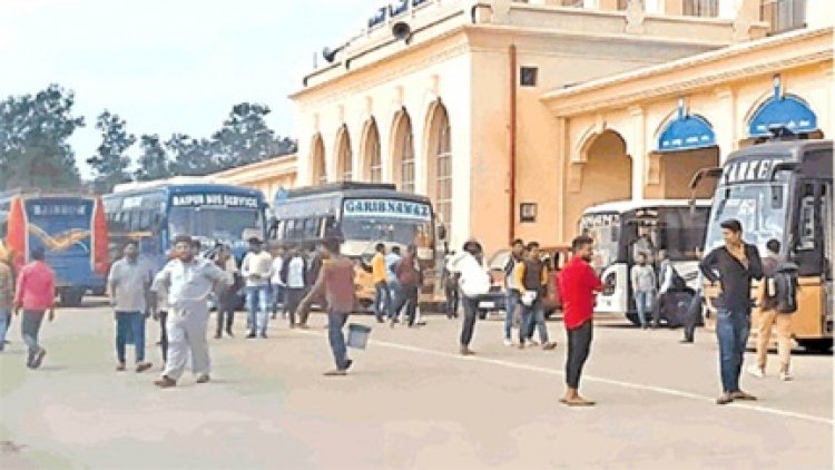 रायपुर में बस संचालक यात्रियों से मनमाना किराया वसूल रहे हैं