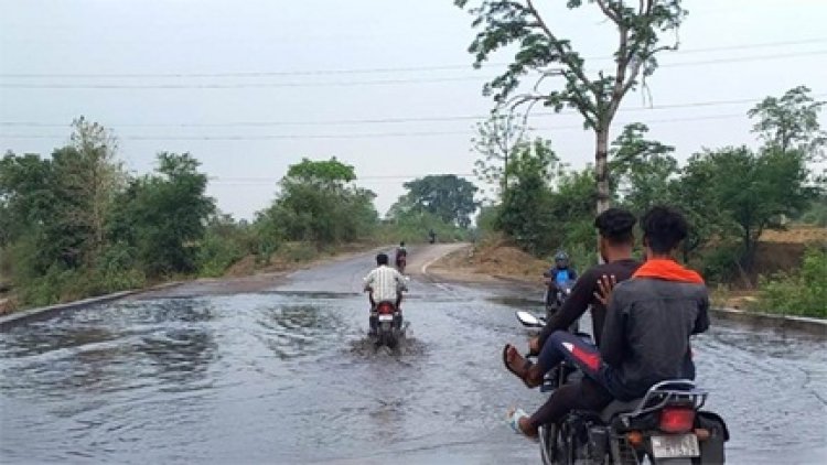 बारिश का पानी भरा सोंधी नाला पुल में , पुल के ऊपर पानी से आवागमन बाधित