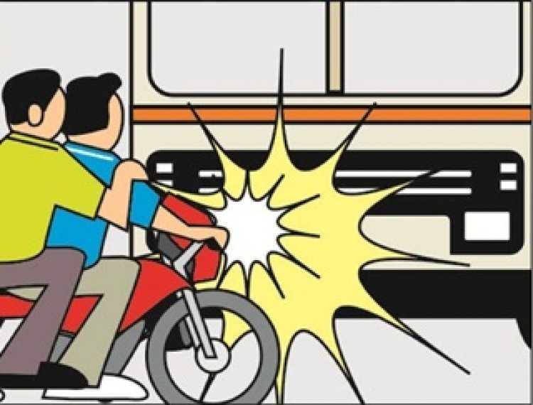 अनियंत्रित ट्रक ने मोटरसाइकिल को मारी टक्कर पलटा ट्रक, तीन की मौत, ट्रक के क्लीनर की हालत गंभीर