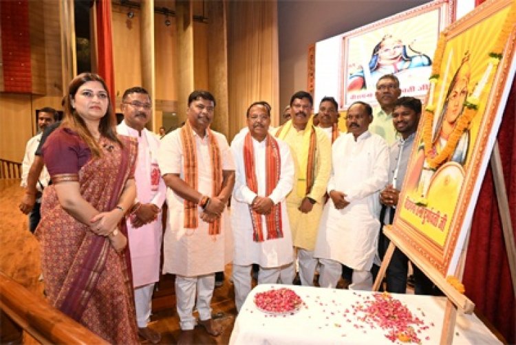 जनजातीय गौरव के प्रतीक वीरांगना रानी दुर्गावती से प्रेरणा लेकर समाज को आगे बढ़ाएं: मंत्री श्री रामविचार नेताम