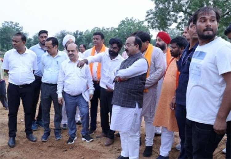 उप मुख्यमंत्री श्री अरुण साव ने मल्टी-विलेज जलप्रदाय योजना और सड़क निर्माण कार्यों का किया निरीक्षण