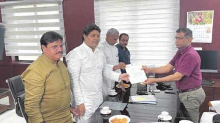 निकाय चुनाव बैलेट पेपर से कराने ढेबर और एमआईसी सदस्य मिले आयुक्त से