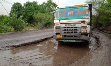 इन गड्ढों में कभी हो सकती है बड़ी दुर्घटना