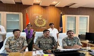 महिला समेत दो हार्डकोर इनामी नक्सलियों ने आत्मसमर्पण