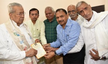 राज्यपाल हरिचंदन से श्री जगन्नाथ मंदिर ट्रस्ट धमतरी के पदाधिकारियों ने सौजन्य भेंट की