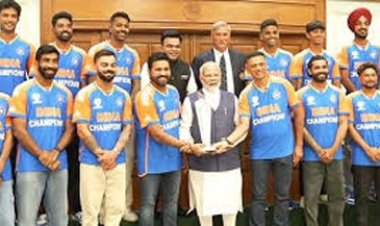 मोदी मिले टी-20 विश्वकप विजेता टीम से, बीसीसीआई अधिकारियों ने भेंट की जर्सी